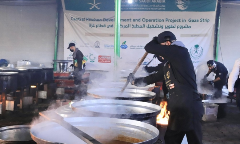 مركز الملك سلمان للإغاثة يوزع 25 ألف وجبة ساخنة بغزة