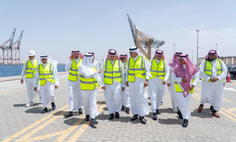 وزيرا النقل والاستثمار يتفقدان ميناء الملك عبدالله