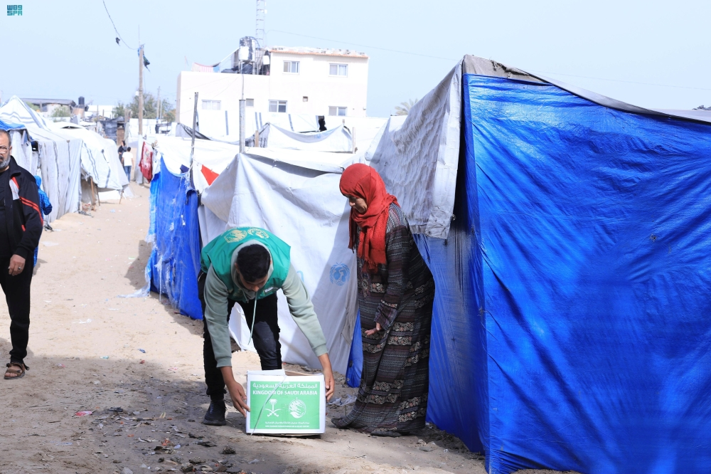 مركز الملك سلمان للإغاثة يوزّع 157 سلة غذائية في خان يونس جنوب قطاع غزة - واس