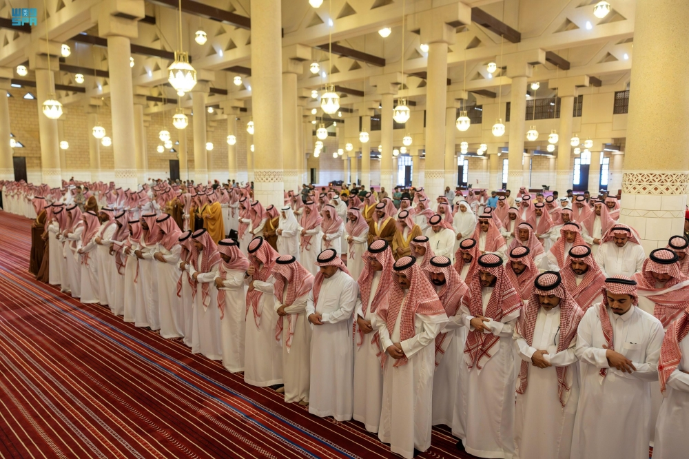 نائب أمير الرياض يؤدي صلاة الميت على الأميرة فوزية بنت سعود بن هذلول بن ثنيان آل سعود - واس