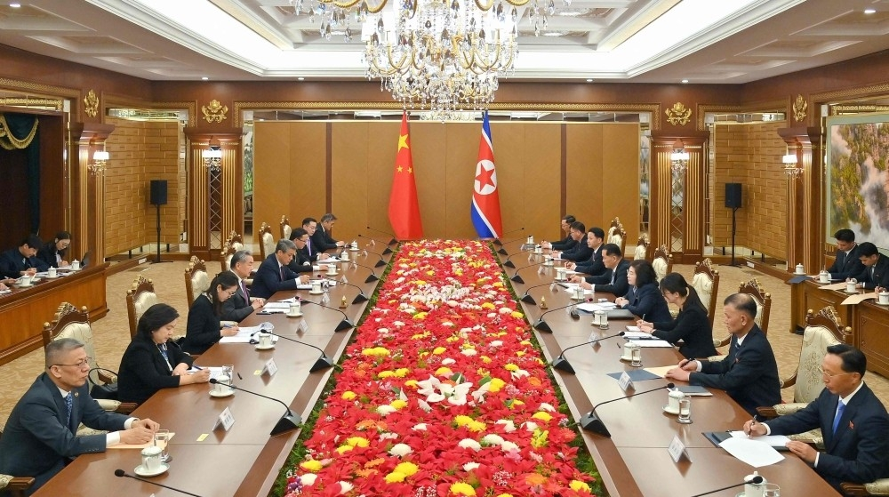 وزير الخارجية الصيني وانغ يي خلال لقائه مع وزيرة خارجية كوريا الشمالية تشوي سون هوي في بيونغ يانغ - أ ف ب