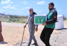 مركز الملك سلمان للإغاثة يوزع 717 سلة غذائية في غزة