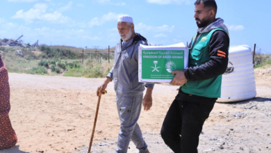 مركز الملك سلمان للإغاثة يوزع 717 سلة غذائية في غزة