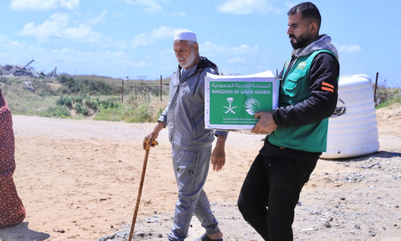 مركز الملك سلمان للإغاثة يوزع 717 سلة غذائية في غزة