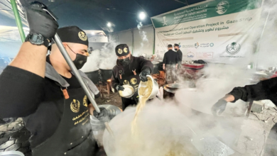 مركز الملك سلمان للإغاثة يوزع وجبات ساخنة للنازحين بغزة