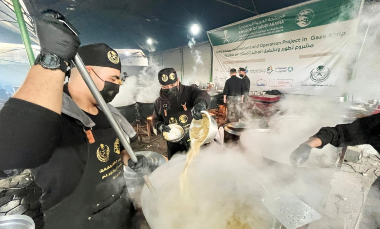 مركز الملك سلمان للإغاثة يوزع وجبات ساخنة للنازحين بغزة