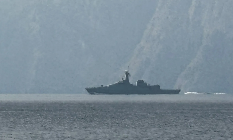 عبور سفن البحرية الأمريكية مضيق هرمز: تفاصيل وتداعيات