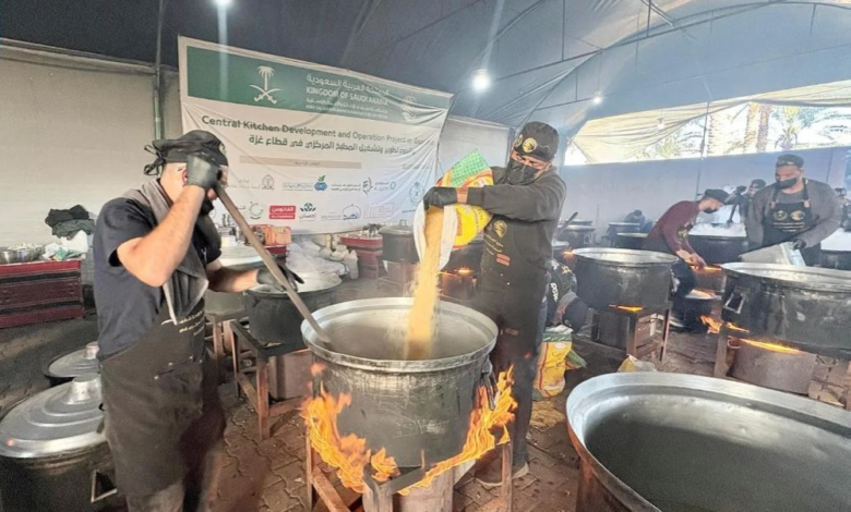 مركز الملك سلمان للإغاثة يوزع 26 ألف وجبة ساخنة في غزة
