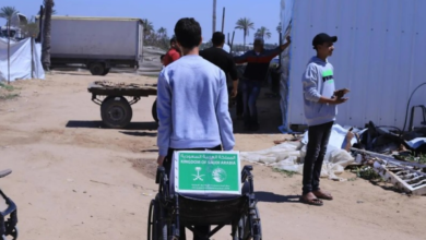 مركز الملك سلمان يوزع 531 سلة غذائية للنازحين بخان يونس