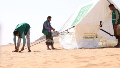 مركز الملك سلمان للإغاثة يوزع خياماً للنازحين في اليمن
