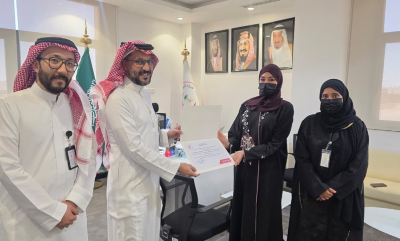 تكريم مواطنة لإنقاذ حياة طفلة بمسجد قباء | الهلال الأحمر