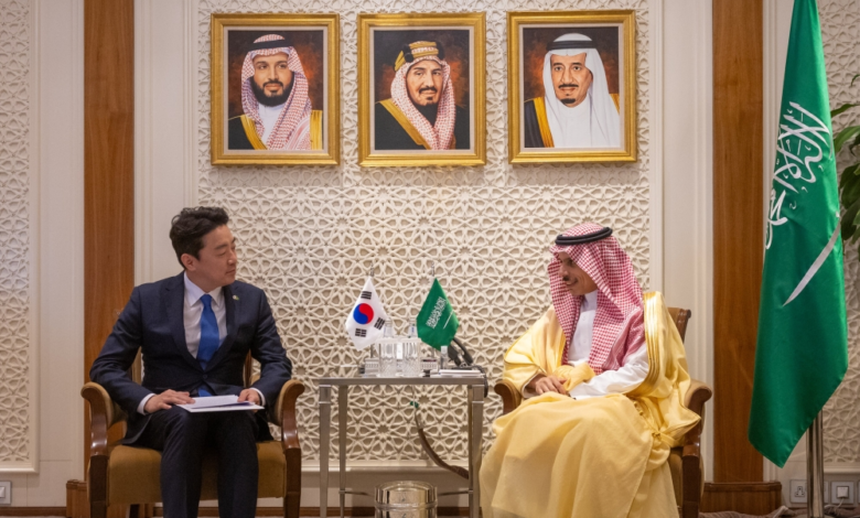 وزير الخارجية السعودي يبحث تطورات المنطقة مع مبعوث كوريا