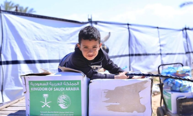 مركز الملك سلمان للإغاثة يوزع مساعدات غذائية في غزة