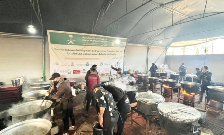 جهود مركز الملك سلمان للإغاثة: توزيع آلاف الوجبات بغزة