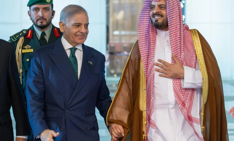 رئيس وزراء باكستان يغادر جدة بعد مباحثات هامة مع ولي العهد