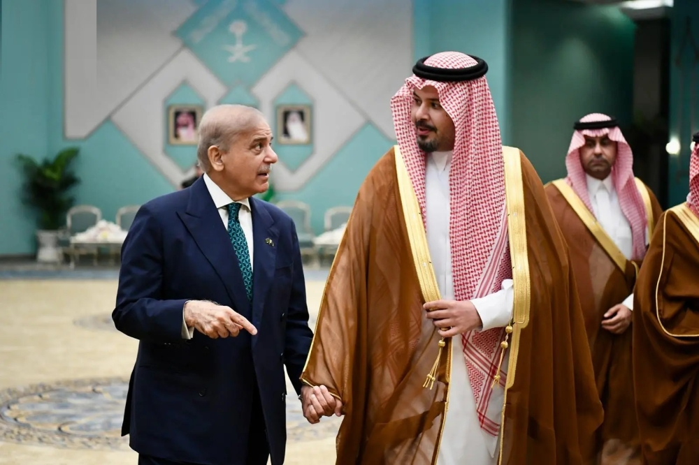 رئيس وزراء باكستان يصل إلى المدينة المنورة