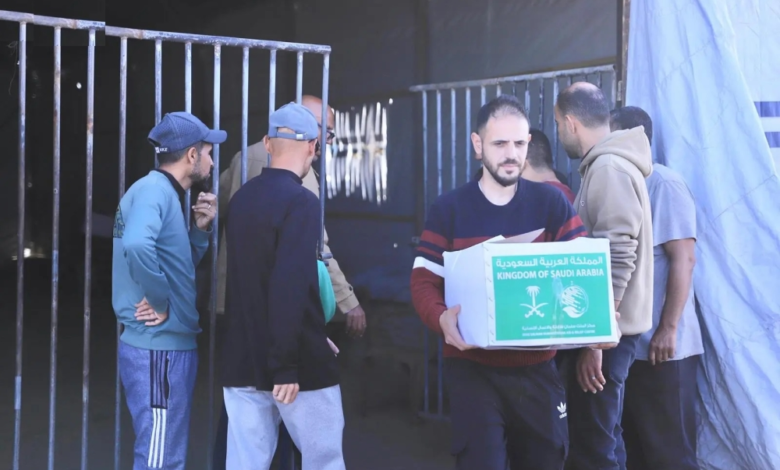مركز الملك سلمان للإغاثة يوزع مساعدات غذائية في غزة