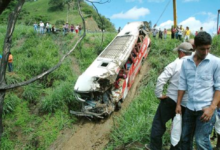 حادث حافلة في الإكوادور: مصرع 11 وإصابة 20 إثر سقوطها بوادٍ
