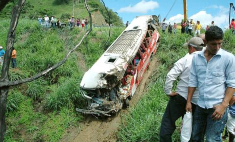 حادث حافلة في الإكوادور: مصرع 11 وإصابة 20 إثر سقوطها بوادٍ