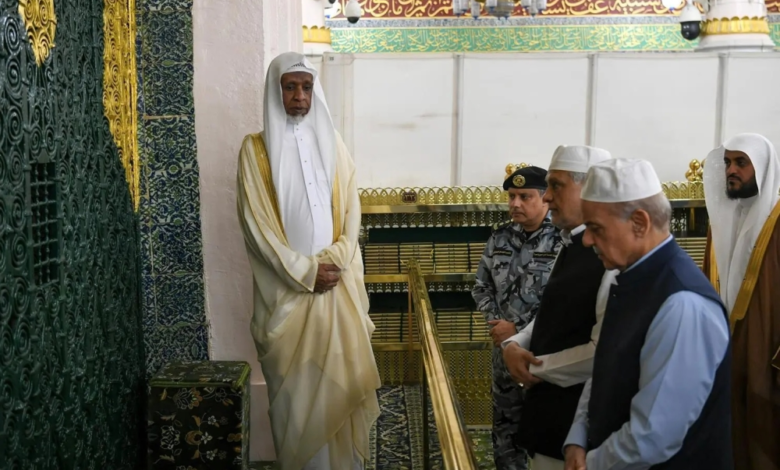 رئيس وزراء باكستان يزور المسجد النبوي ويلتقي ولي العهد