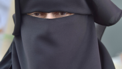 حملة لمحاصرة البطانة المهاجرة: الأعراض، العلاج، والتوعية