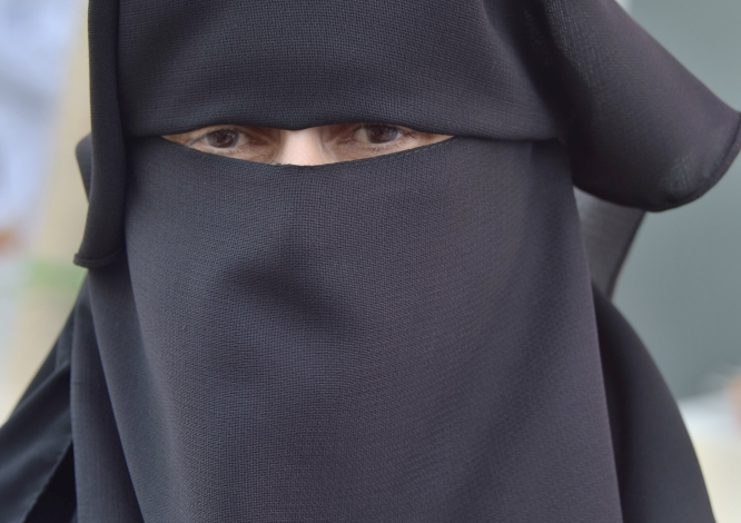 حملة لمحاصرة البطانة المهاجرة: الأعراض، العلاج، والتوعية