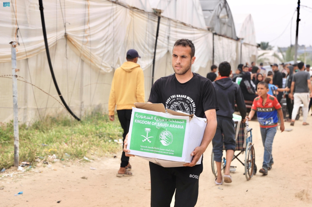 إغاثة الشعب الفلسطيني.. السعودية توزّع سلال غذائية في قطاع غزة - واس