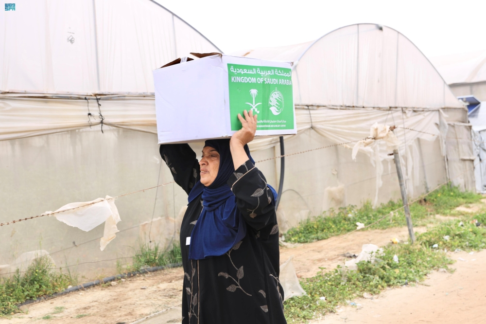 إغاثة الشعب الفلسطيني.. السعودية توزّع سلال غذائية في قطاع غزة - واس