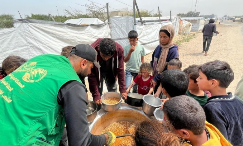 مركز الملك سلمان للإغاثة يوزع 25 ألف وجبة في غزة