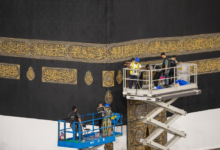 رفع كسوة الكعبة المشرفة استعداداً لموسم الحج 1447هـ