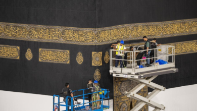 رفع كسوة الكعبة المشرفة استعداداً لموسم الحج 1447هـ