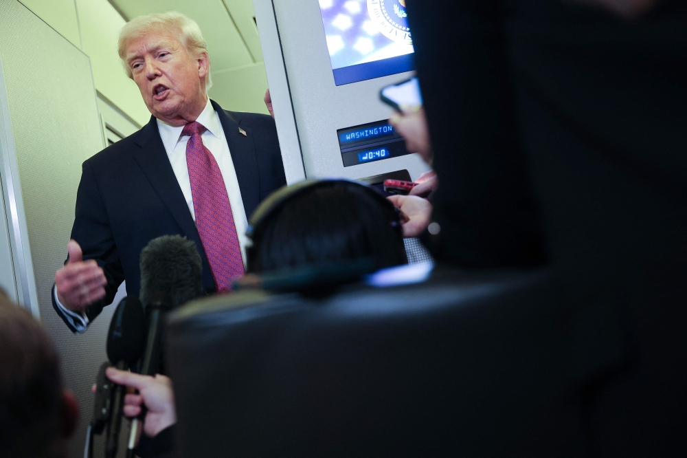 ترامب يتحدث للصحفيين على متن الطائرة الرئاسية