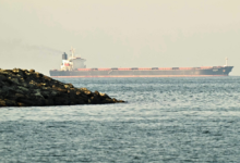 الحرس الثوري الإيراني يغلق مضيق هرمز ويهدد باستهداف السفن