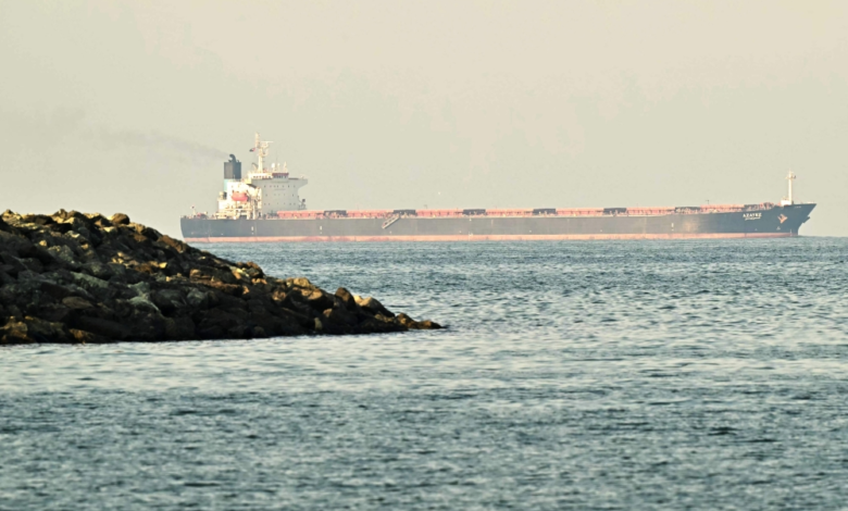 الحرس الثوري الإيراني يغلق مضيق هرمز ويهدد باستهداف السفن