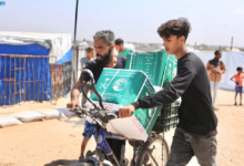 مركز الملك سلمان يوزع مساعدات غذائية عاجلة في غزة