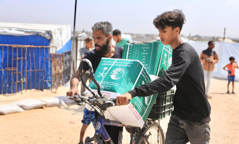 مركز الملك سلمان يوزع مساعدات غذائية عاجلة في غزة