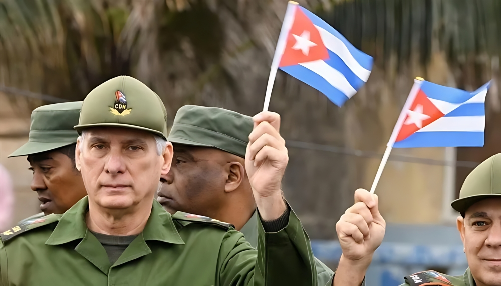 رئيس كوبا خلال تدريبات عسكرية (متداولة)