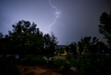 طقس السعودية اليوم: أمطار رعدية غزيرة وانعدام للرؤية