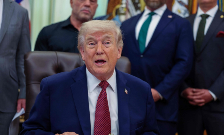 ترامب: إيران تنهار مالياً بسبب العقوبات ومضيق هرمز