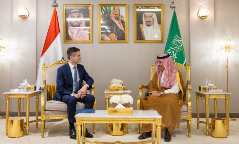 وزير الخارجية السعودي والهولندي يبحثان أمن الممرات المائية