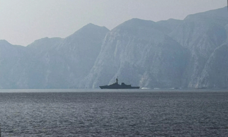 تصعيد أمريكي إيراني في مضيق هرمز يهدد إمدادات النفط العالمية