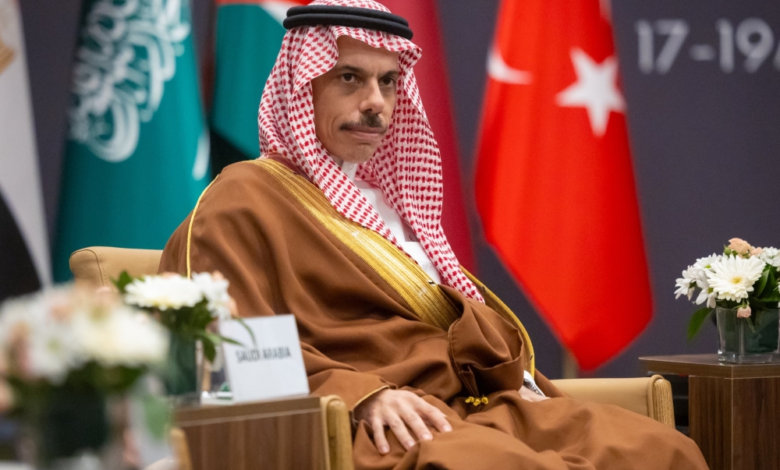 وزير الخارجية السعودي يبحث مع بري وقف التصعيد في لبنان