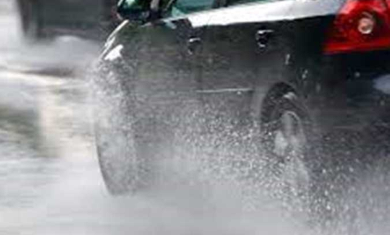 إنقاذ شخصين في سيول القصيم وتغريم السائق للمجازفة بالأرواح