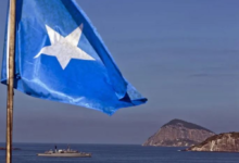 عودة القرصنة الصومالية: اختطاف ناقلة نفط يهدد التجارة العالمية