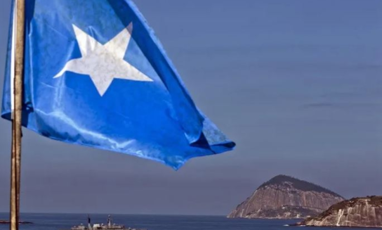 عودة القرصنة الصومالية: اختطاف ناقلة نفط يهدد التجارة العالمية