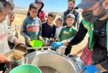 دعم سعودي لغزة: مركز الملك سلمان يوزع وجبات وسلال غذائية