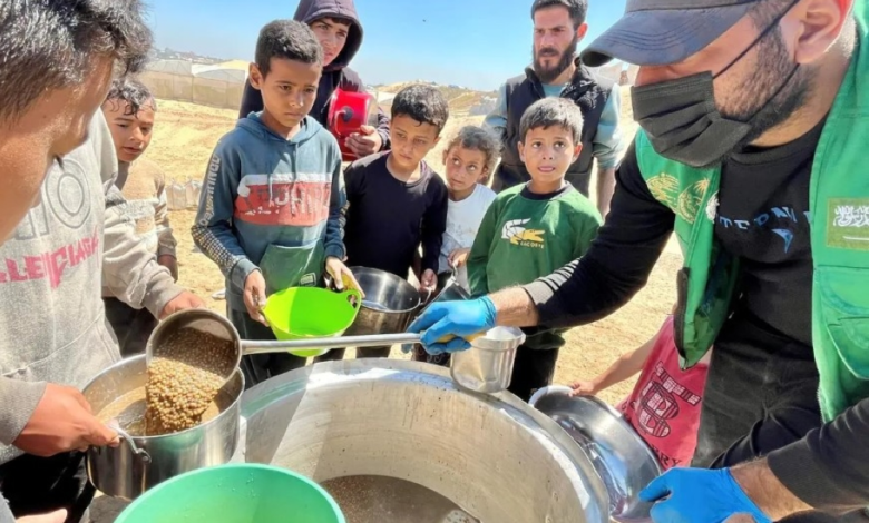 دعم سعودي لغزة: مركز الملك سلمان يوزع وجبات وسلال غذائية