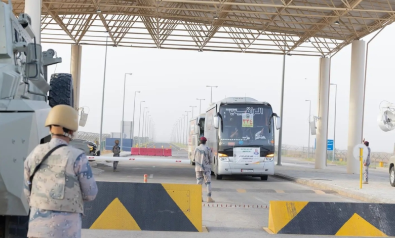 وزير الحج يتفقد منفذ جديدة عرعر استعداداً لموسم حج 1445هـ