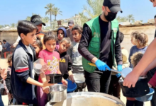 دعم سعودي متواصل لغزة: مركز الملك سلمان يوزع وجبات وسلال غذائية