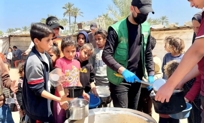 دعم سعودي متواصل لغزة: مركز الملك سلمان يوزع وجبات وسلال غذائية